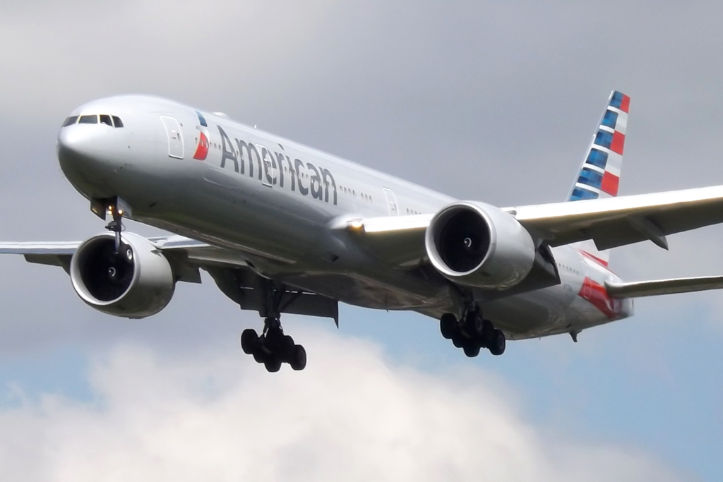 Photo of American Airlines N717AN, Boeing 777-300