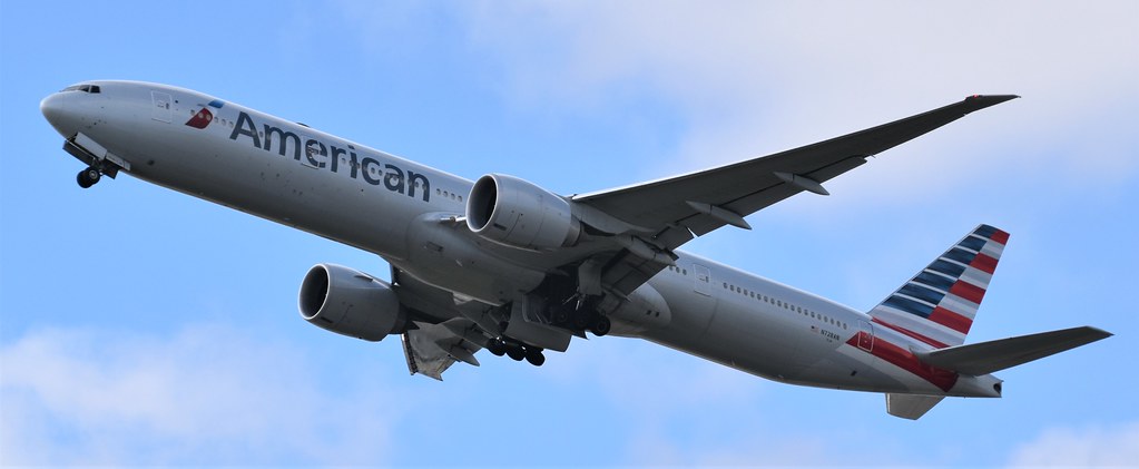 Photo of American Airlines N728AN, Boeing 777-300