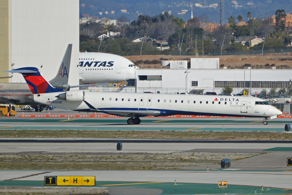 Photo of Skywest Airlines N800SK, Canadair CL-600 Regional Jet CRJ-705