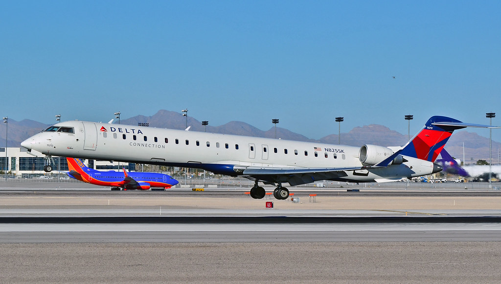 Photo of Skywest USA N825SK, Canadair CL-600 Regional Jet CRJ-705