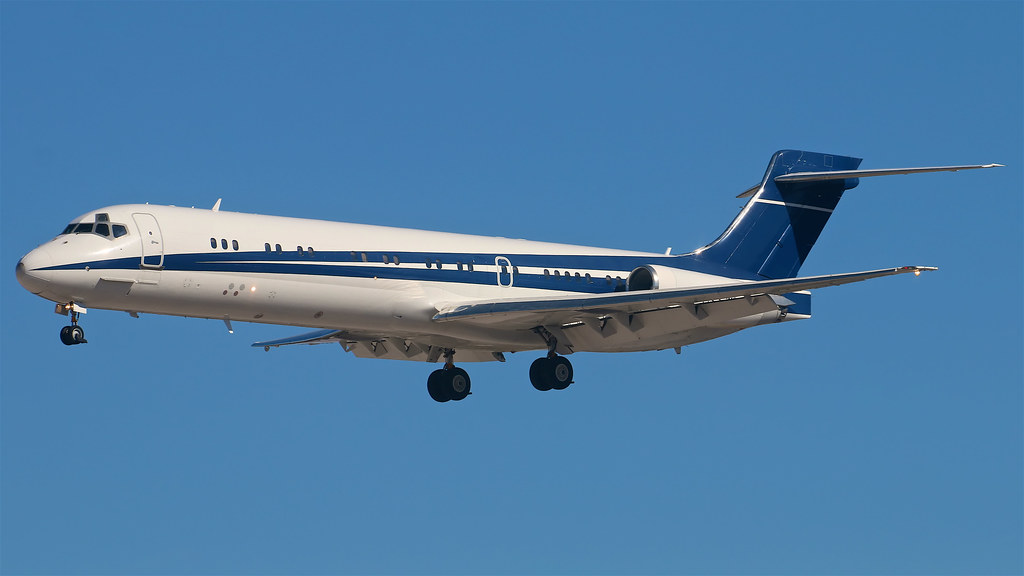 Photo of  N987AK, McDonnell Douglas MD-87