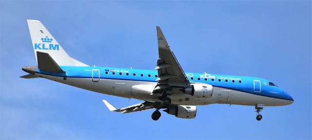 Photo of Photo of Embraer ERJ-175
