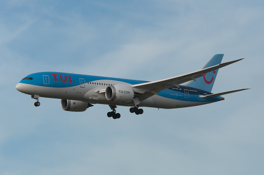 Photo of TUI Airlines Nederland PH-TFL, Boeing 787-8 Dreamliner