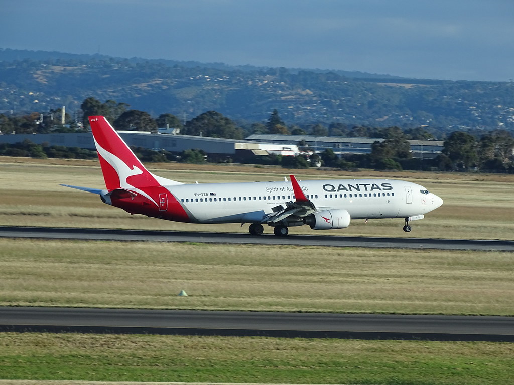 Photo of Qantas VH-VZB, Boeing 737-800