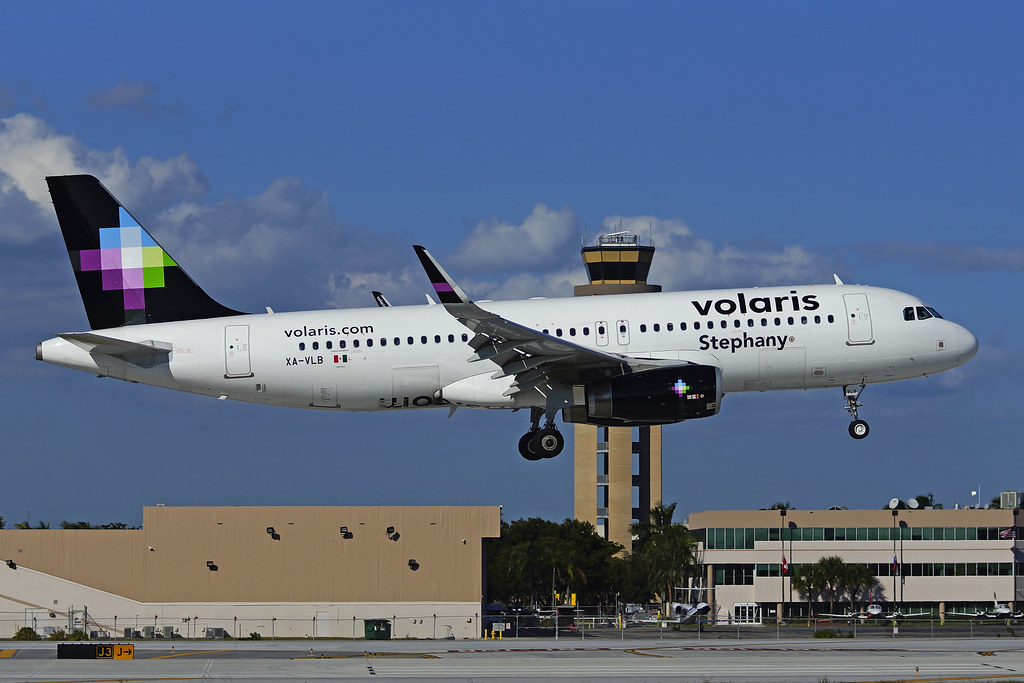 Photo of Volaris XA-VLB, Airbus A320