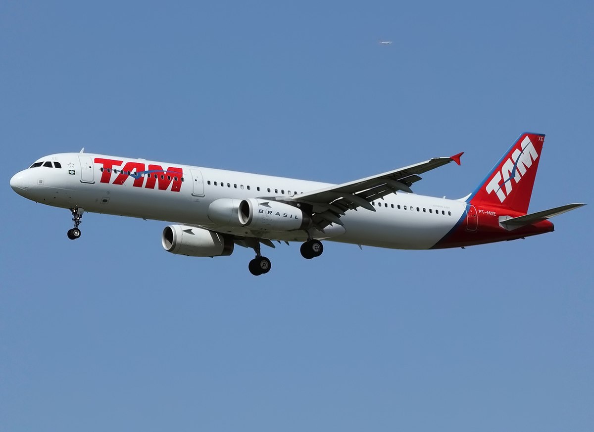 Photo of LATAM Airlines Brasil PT-MXE, Airbus A321