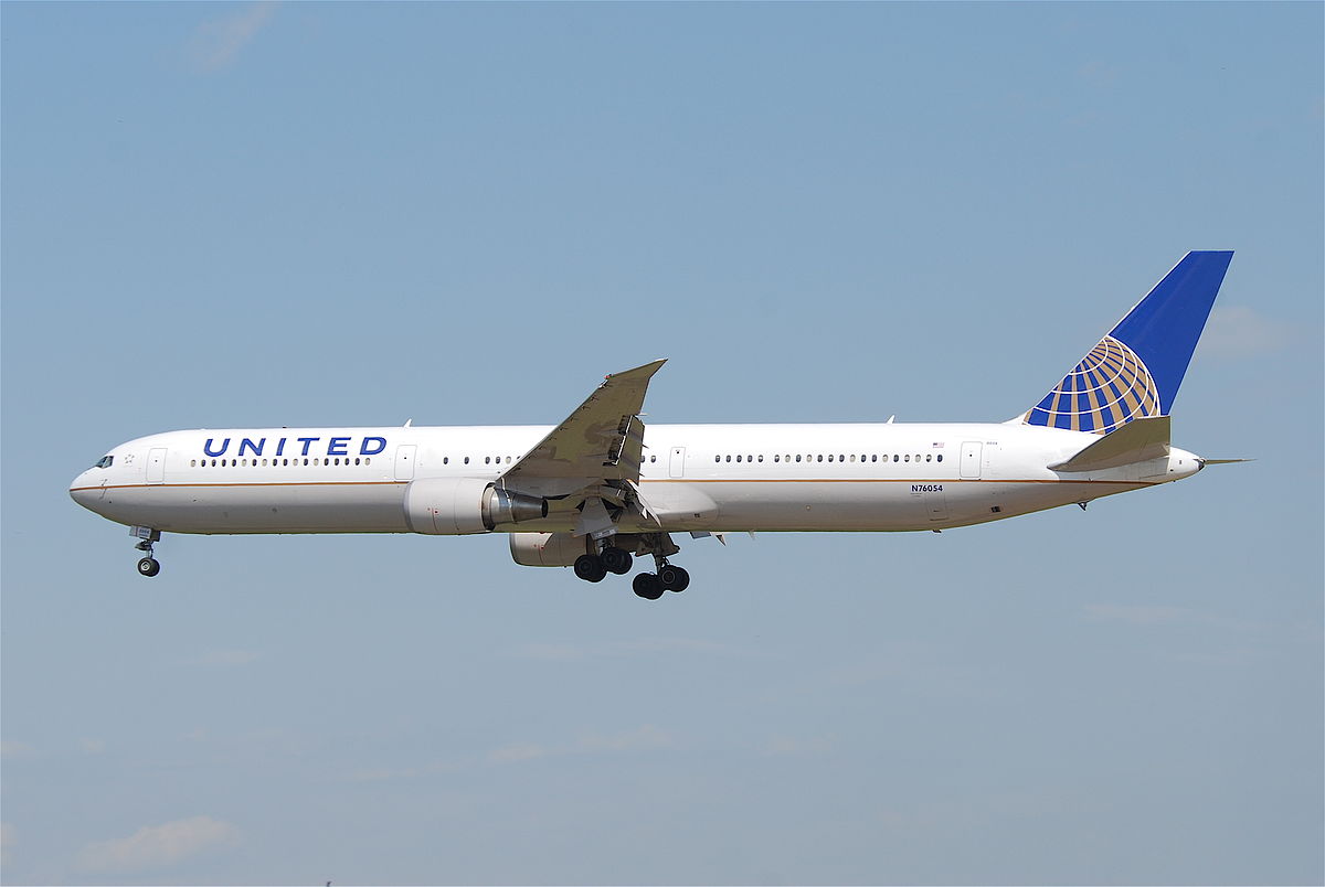 Photo of United N76054, Boeing 767-400