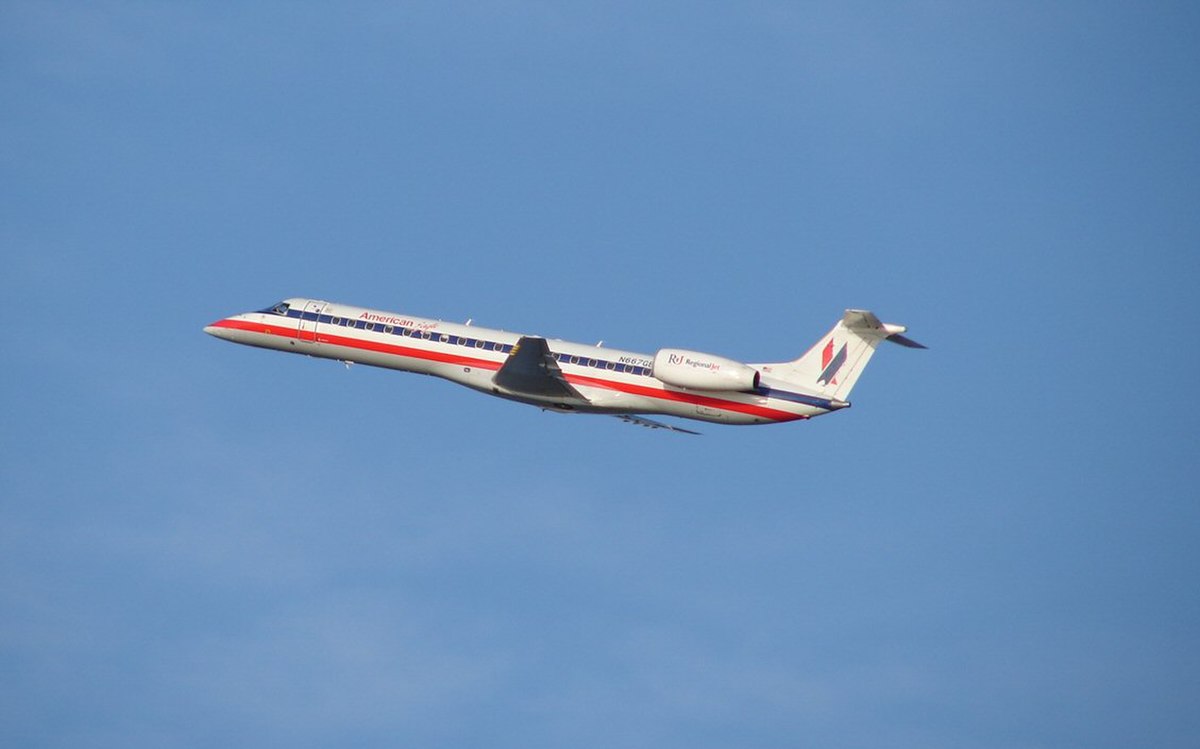 Photo of Envoy Air N667GB, Embraer ERJ-145