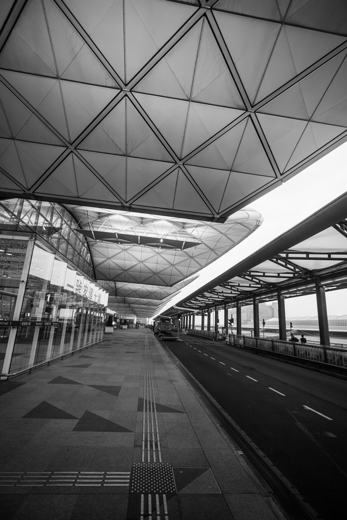 Image of “Norman Foster: 香港國際機場一號客運大樓 Terminal One, Hong Kong International Airport (HKG)” / 旅遊人流建築之形 Travel Human Logistics Architecture Forms / SML.20130425.6D.02816.BW