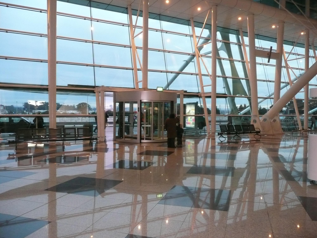 Image of Vista Interior Puerta Salida Aeropuerto Oporto