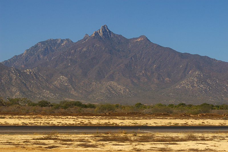 Image of Sierra de la Laguna from Los Cabos International Airport