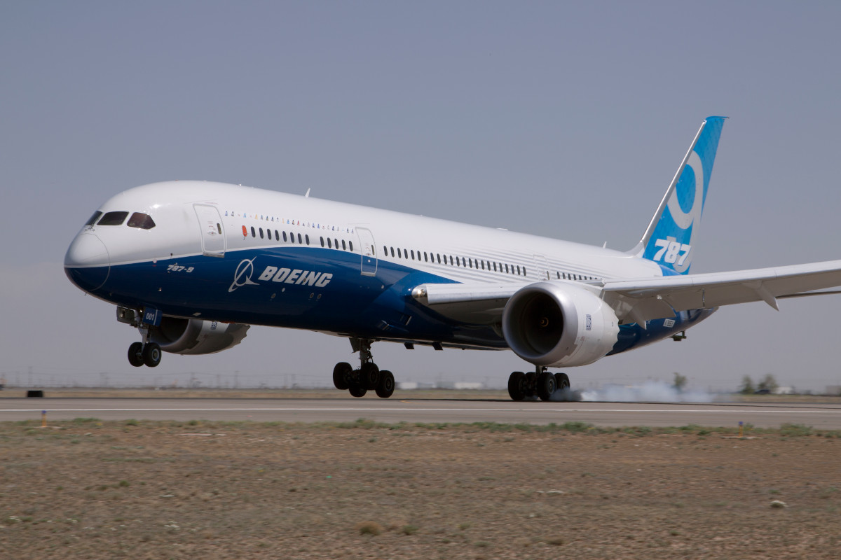Image of a Boeing 787 Dreamliner landing